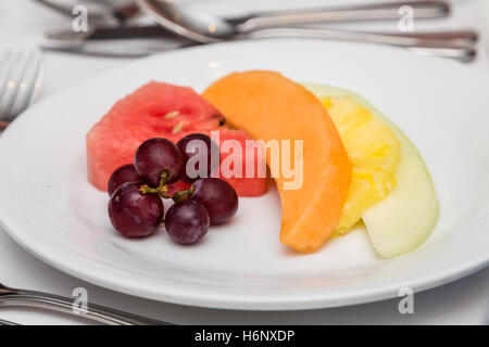 Trauben auf Obst-Teller mit Melone Stockfoto