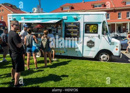 San Francisco, CA, USA, kleine Menschenmenge, die Mahlzeiten bestellen, Street Food Trucks, „Off the Grid“, Presidio Park, Picknick, Food Truck Festival Stockfoto