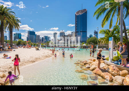 Streets Beach und Wolkenkratzer in Brisbane Stockfoto