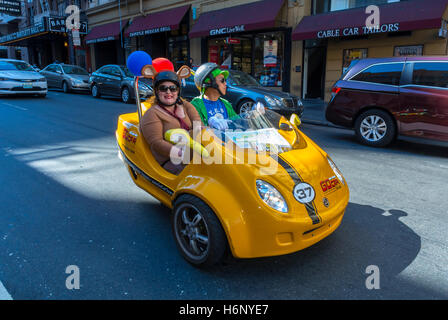 San Francisco, CA, USA, Straßenszenen, Touristen, die Zany Electric Rental Car in Downtown fahren, entdecken ungewöhnliche, originale Elektroauto, san francisco Frau, Elektroautos draußen Stockfoto