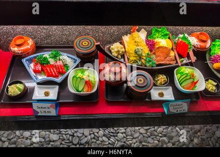 San Francisco, CA, USA, im Detail Sushi Speisen auf Platten Anzeige im Fenster, japanisches Restaurant, Japan Center Einkaufszentrum, Japantown Nachbarschaft Stockfoto