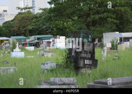 Makati, Philippinen. 31. Oktober 2016. Dieser Teil des Friedhofs wirkt verlassen und hohe Gräser ist alles vorbei. Bildnachweis: George Buid/Pacific Press/Alamy Live-Nachrichten Stockfoto