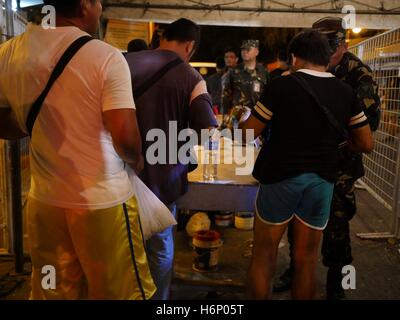 Makati, Philippinen. 31. Oktober 2016. Sicherheitskontrolle am Eingang des Friedhofs. Bildnachweis: George Buid/Pacific Press/Alamy Live-Nachrichten Stockfoto