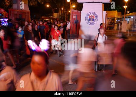 Makati, Philippinen. 31. Oktober 2016. Die Menge eilt in und out des Friedhofs am Abend. Bildnachweis: George Buid/Pacific Press/Alamy Live-Nachrichten Stockfoto