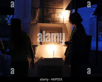 Makati, Philippinen. 31. Oktober 2016. Ist Nacht geworden und die Leute sind immer noch an ihren Geliebten ist ein Grab. Bildnachweis: George Buid/Pacific Press/Alamy Live-Nachrichten Stockfoto