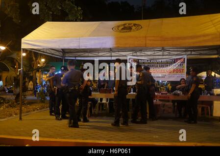 Makati, Philippinen. 31. Oktober 2016. Viele Polizisten, die Offiziere eingesetzt werden und Station auf dem Friedhof. Bildnachweis: George Buid/Pacific Press/Alamy Live-Nachrichten Stockfoto