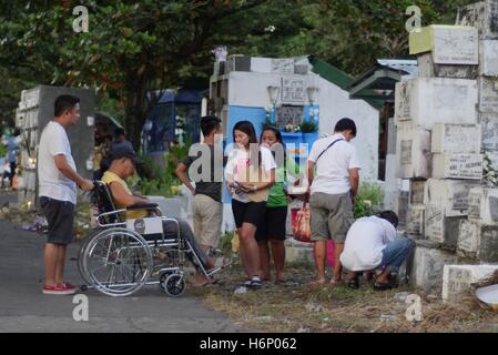 Makati, Philippinen. 31. Oktober 2016. Eine Familie mit Menschen mit Behinderung sind am Grab die Ehre. Bildnachweis: George Buid/Pacific Press/Alamy Live-Nachrichten Stockfoto