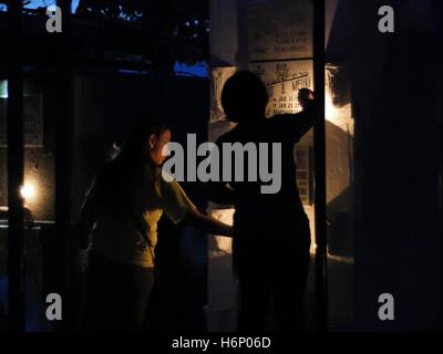 Makati, Philippinen. 31. Oktober 2016. Ist Nacht geworden und die Leute sind immer noch an ihren Geliebten ist ein Grab. Bildnachweis: George Buid/Pacific Press/Alamy Live-Nachrichten Stockfoto