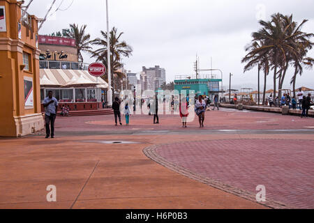 Menschen zu Fuß entlang der gepflasterten Promenade am Nordstrand Stockfoto