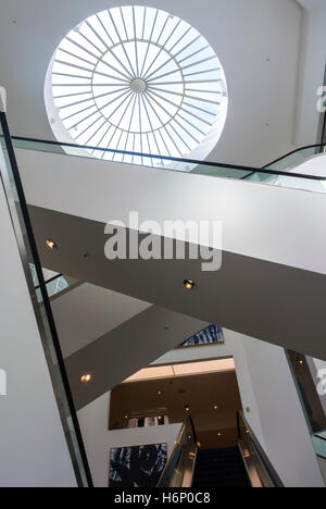 San Francisco, CA, USA, in Rolltreppen, Interior Design, Low Angle, Shopping in luxuriösen Kaufhäuser, Saks Fifth Avenue, zeitgenössisches Interieur Stockfoto