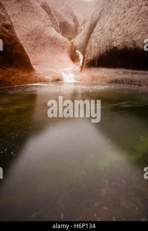 Ruhiges Wasser bei Mutitjulu Wasserloch, Uluru Stockfoto