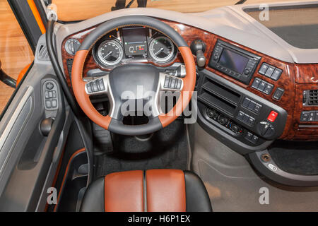 Armaturenbrett eines modernen LKW mit einem Luxus-Interieur Stockfoto