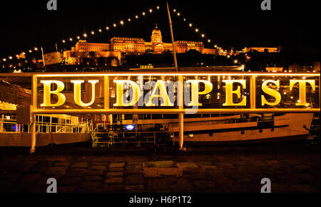 Blick auf die Burg von Buda in Budapest bei Nacht Stockfoto