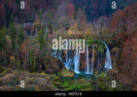 Plitvice-Wasserfall im Herbst. Bild des Wasserfalls befindet sich im Nationalpark Plitvice, Kroatien während Herbst Dämmerung.
