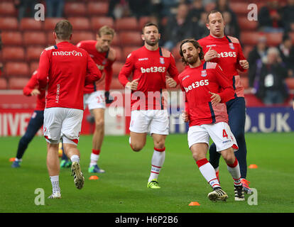 Stoke City Joe Allen (rechts) und Teamkollegen Aufwärmen vor dem Spiel. Stockfoto