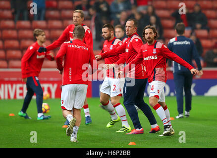 Stoke City Joe Allen (rechts) und Teamkollegen Aufwärmen vor dem Spiel. Stockfoto