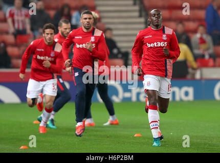 Schüren Sie Stadt Bruno Martins Indi (rechts) vor dem Spiel Aufwärmen. Stockfoto