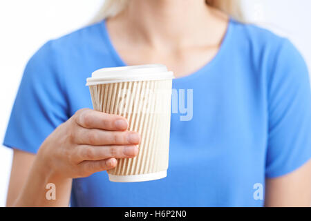 Frau mit Take-away Kaffeetasse Stockfoto