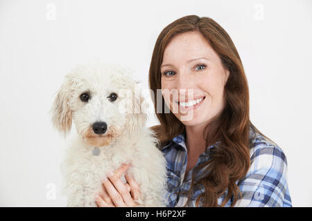 Studioaufnahme von Frau mit Hund Haustier Lurcher Stockfoto