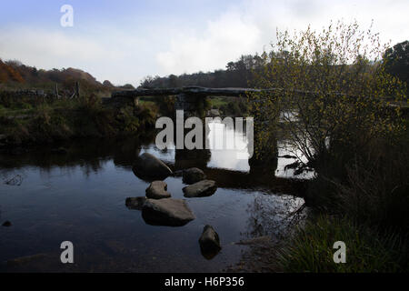 Die alten Klöppel Brücke bei Postbridge auf Dartmoor, Devon. Built13th Jahrhundert, Pferde, die East Dart River überqueren zu ermöglichen Stockfoto