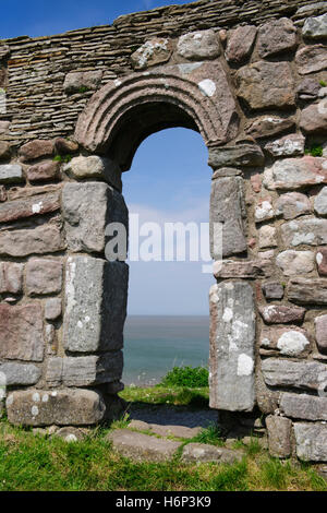 St Patricks Kapelle, Heysham, mit Blick auf Bucht von Morecambe, Lancashire: S Tür, C8th angelsächsischen mit aufrechten Pfosten Steinen, gebogene & geschnitzte Türsturz. Stockfoto