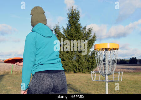 Junge Frau mit dem Ziel, Disc-Golf zum Ziel. Stockfoto