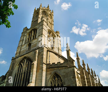 Turm, achteckigen Laterne & S Gang Fotheringhay C15th Kirche, Northamptonshire, mit einem Schwibbogen & wichtigsten Strebepfeiler von Zinnen gekrönt. Stockfoto