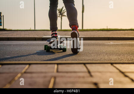 Ich weiß, wohin ich gehe, es ist, wie ich es erhalten, auf die es ankommt. Auf mein Board ist alles was ich brauche und der Strand, manchmal allein und nur reiten. Stockfoto