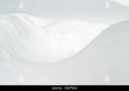 Hügel Winter kalten Koks Kokain Material Medikament Anästhesie süchtig machende Droge Frost Schneeverwehungen glatt Novemberwetter Dezember Einfrieren Stockfoto