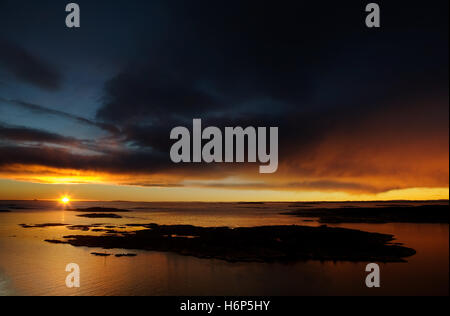 blaue schöne beauteously schöne Farbe Baum Horizont Winter Sonnenuntergang Wolke Abend Energie macht Strom elektrischer Strom Norwegen Stockfoto