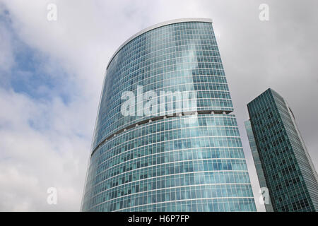 Blue tower Glas Kelch Becher Büro Job architektonische Gebäude große große enorm extreme mächtige imposante immense Stockfoto