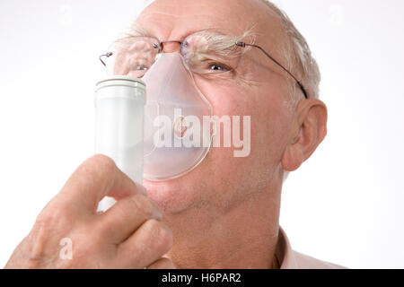 Mann mit Inhalator Stockfoto