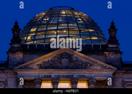 Reichstag in Berlin am Abend Stockfoto