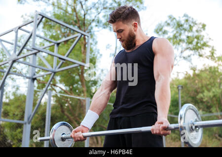 Ernst Jung bärtiger Fitness Mann heben Langhantel im freien Stockfoto