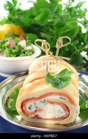 Pfannkuchen mit Lachs und Frischkäse Stockfoto