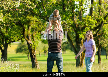 Familie, ein Spaziergang in der Natur Stockfoto