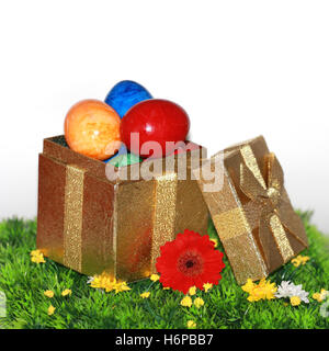 Ostereier in einer goldenen Verpackung Stockfoto
