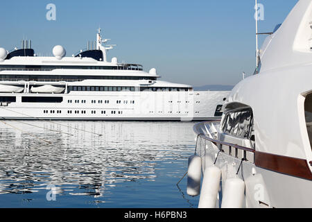 Luxusyacht auf Hafen Stockfoto