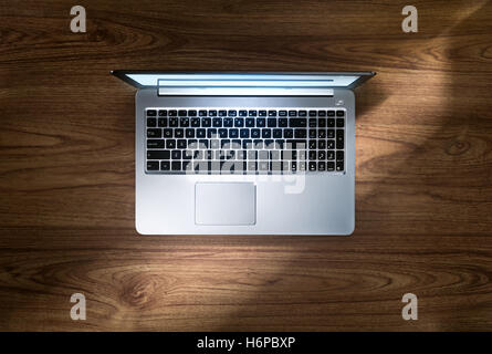 Nahaufnahme des schönen silbernen Laptop auf hölzernen Tischplatte Stockfoto