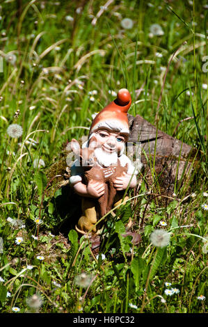 Garten Bart Zwerg Reh Gnome alte Wiese Rasen Rasen grün Fawn Lachen lacht Twit kichern Lächeln Lachen Lachen Lachen Stockfoto