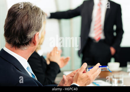 Applaus für eine Präsentation in einem meeting Stockfoto