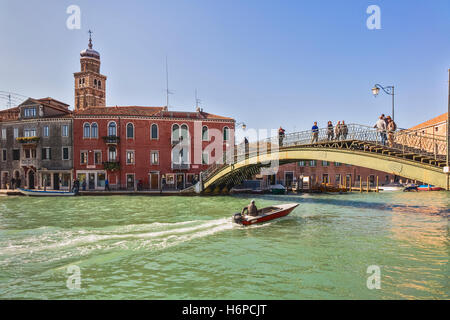 Motorboot vorbei unter einer Brücke Insel Murano Venedig Italien Stockfoto