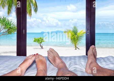 Nahaufnahme des Mannes und der Frau Beine auf dem Bett in tropischen resort Stockfoto