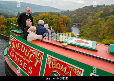 Personen auf einem engen Schiff überqueren Pontcysyllte Aquädukt auf der Llangollen canal, Wrexham, Wales, UK Stockfoto