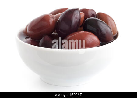 Schüssel mit griechischen Kalamata-Oliven. Isoliert auf weiss. Stockfoto