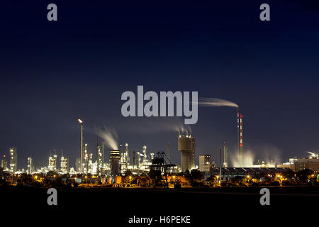 Fabrik in der Nacht Stockfoto