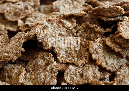 Nahaufnahme Detail Weizenkleie Frühstück Getreideflocken als Hintergrund in Pespective. Keine Milch. Stockfoto