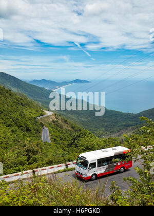 Blick vom Hai-Van (Ozean Wolke)-Pass in Richtung Lang Co Beach. Thua Thien Hue Provinz, Vietnam. Stockfoto