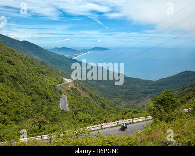 Szenische Ansicht vom Hai Van (Ocean Cloud) Pass in Richtung Lang Co Beach. Provinz Thua Thien Hue, Vietnam. Stockfoto