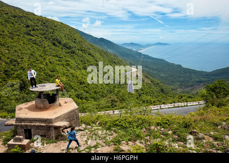 Blick vom Gipfel des Hai Van (Ozean Wolke) Pass in Richtung Lang Co Beach. Thua Thien Hue Provinz, Vietnam. Stockfoto